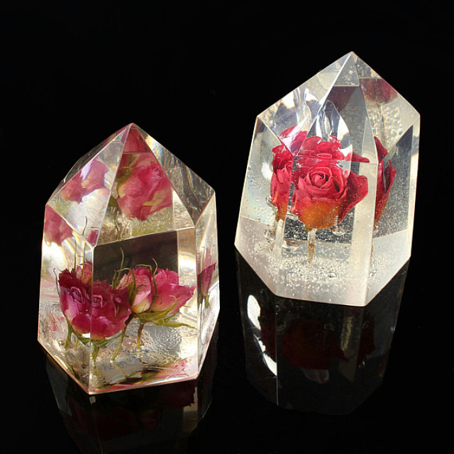Een kristal maken met een echte bloem erin